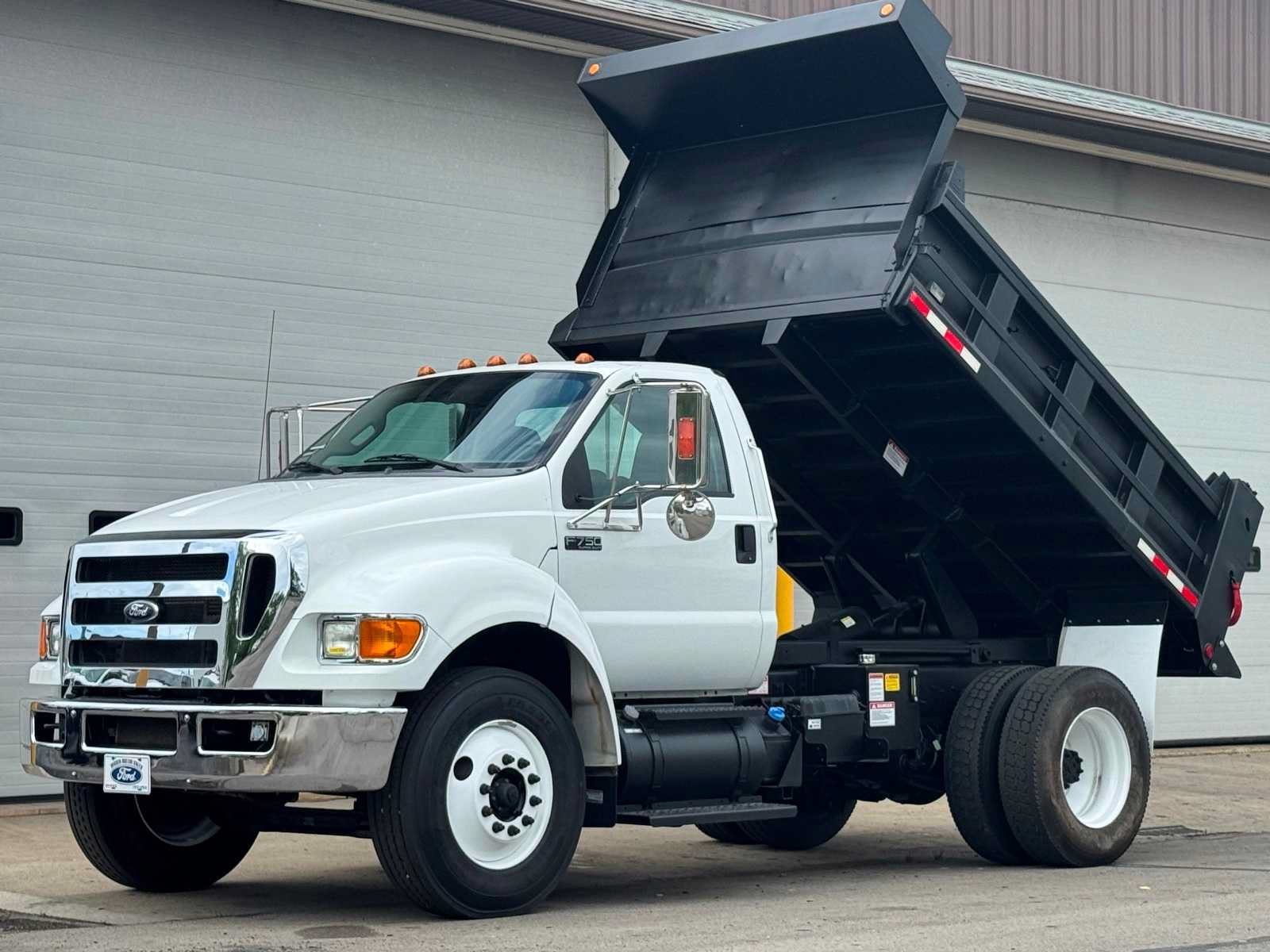 Used 2015 Ford F750 2WD Regular Cab Super Duty image 1