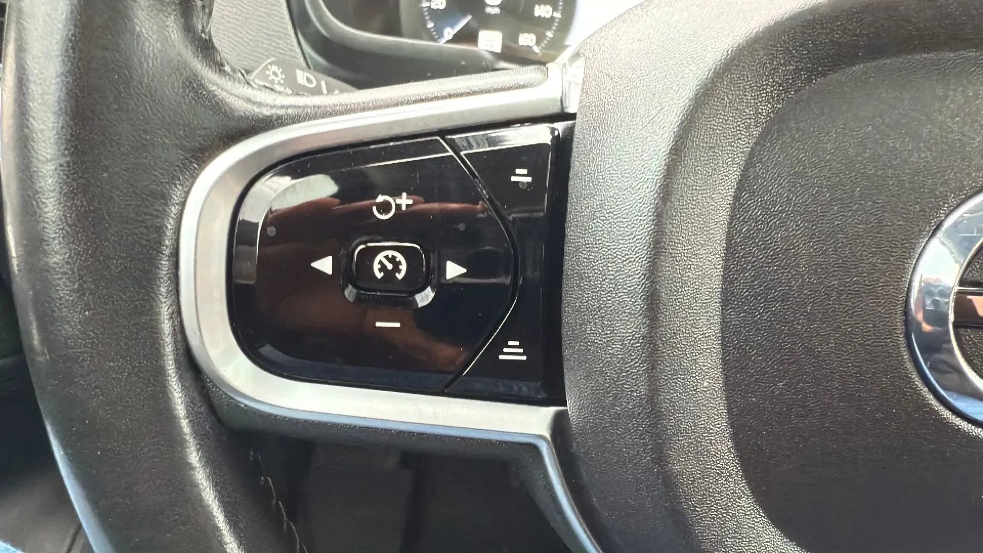 Used 2016 Volvo XC90 T8 Momentum w/ Vision Package image 12