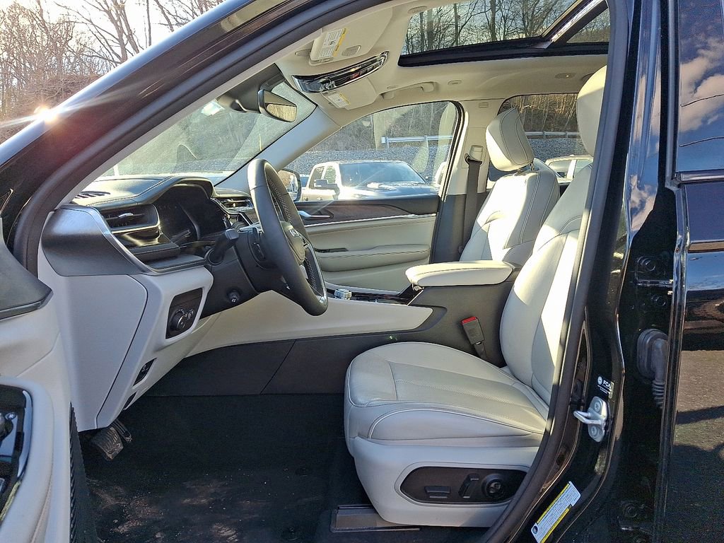 Used 2023 Jeep Grand Cherokee Overland image 16