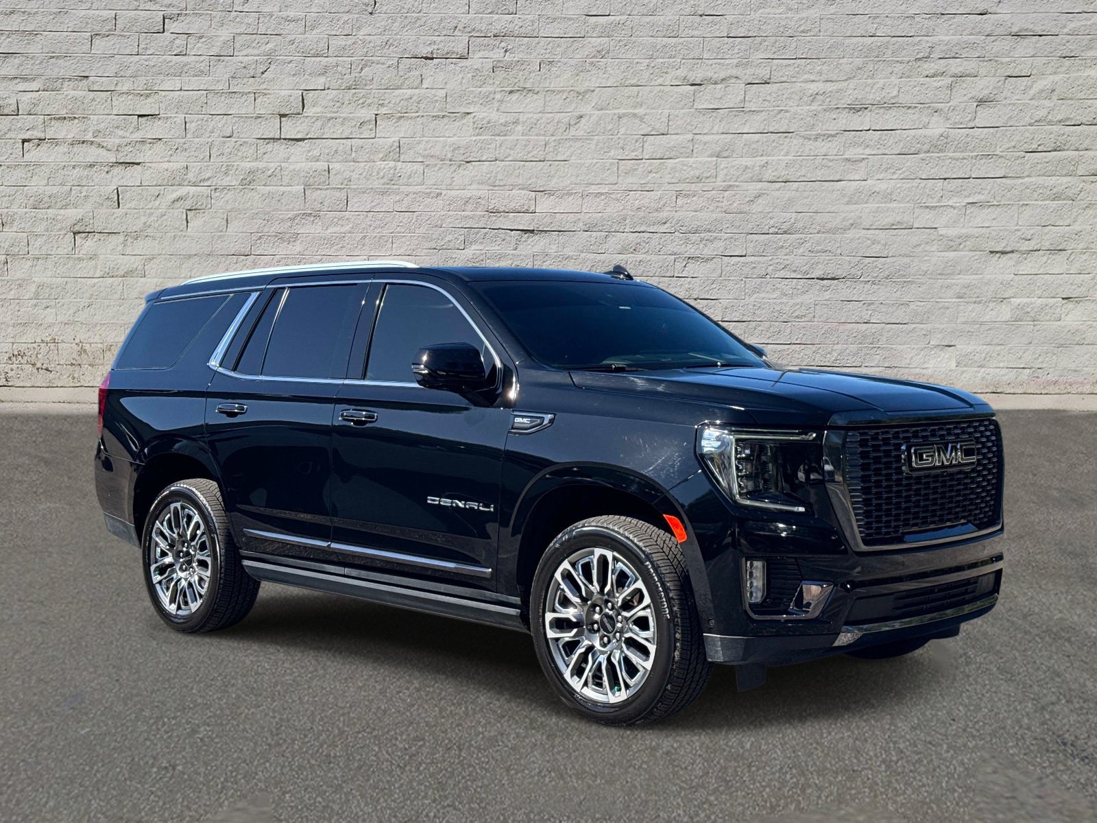 Used 2024 GMC Yukon Denali Ultimate w/ LPO, Floor Liner Package AWD/4WD image 6