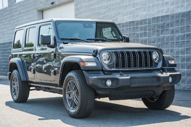 Used 2025 Jeep Wrangler Unlimited Sport AWD/4WD image 2