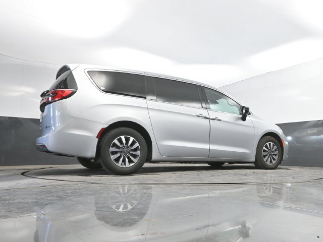 Used 2024 Chrysler Pacifica Limited FWD image 45