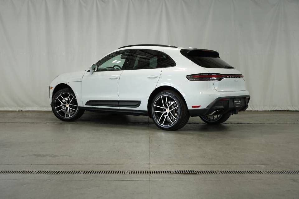 Certified 2025 Porsche Macan AWD/4WD image 3