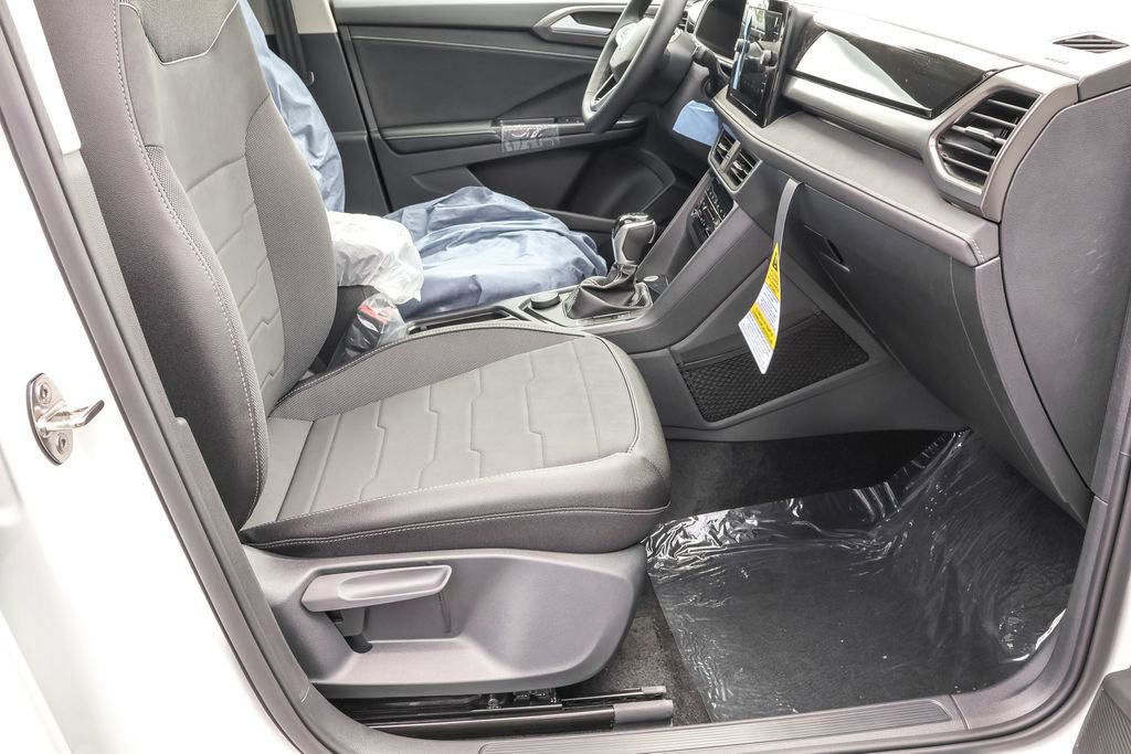 Used 2025 Volkswagen Taos SE image 35