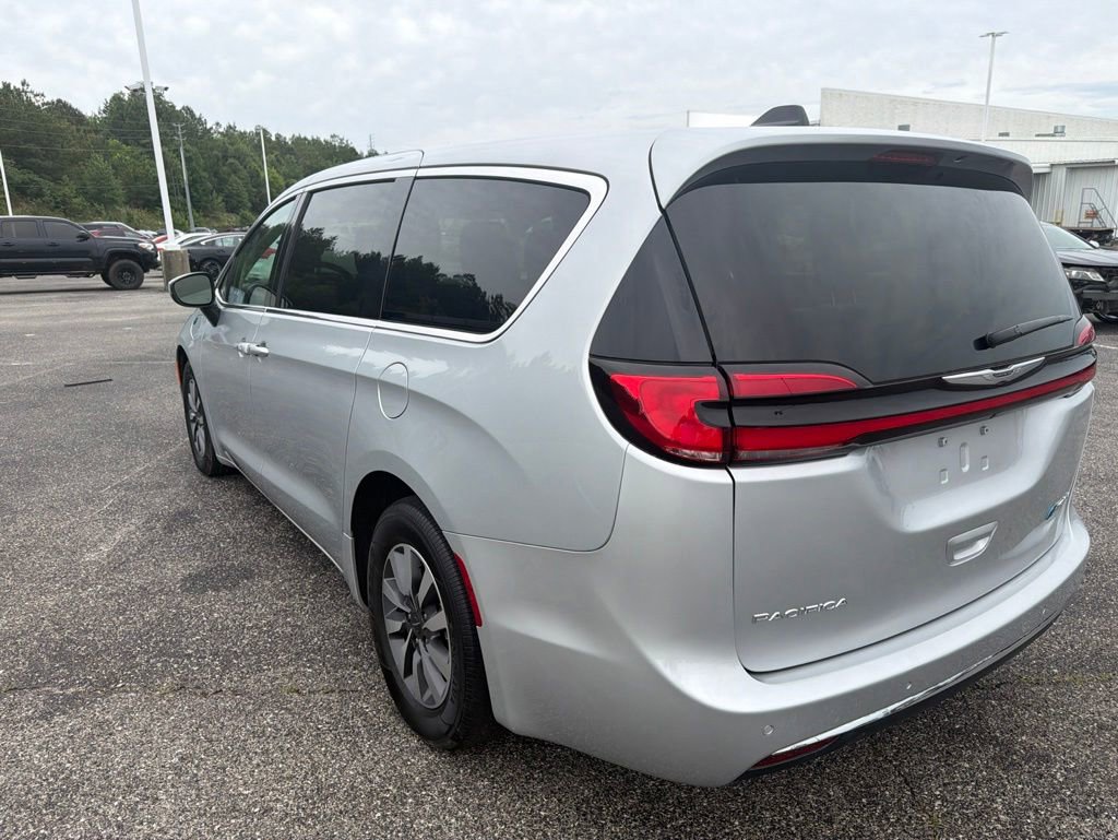 Used 2023 Chrysler Pacifica Touring-L FWD image 4