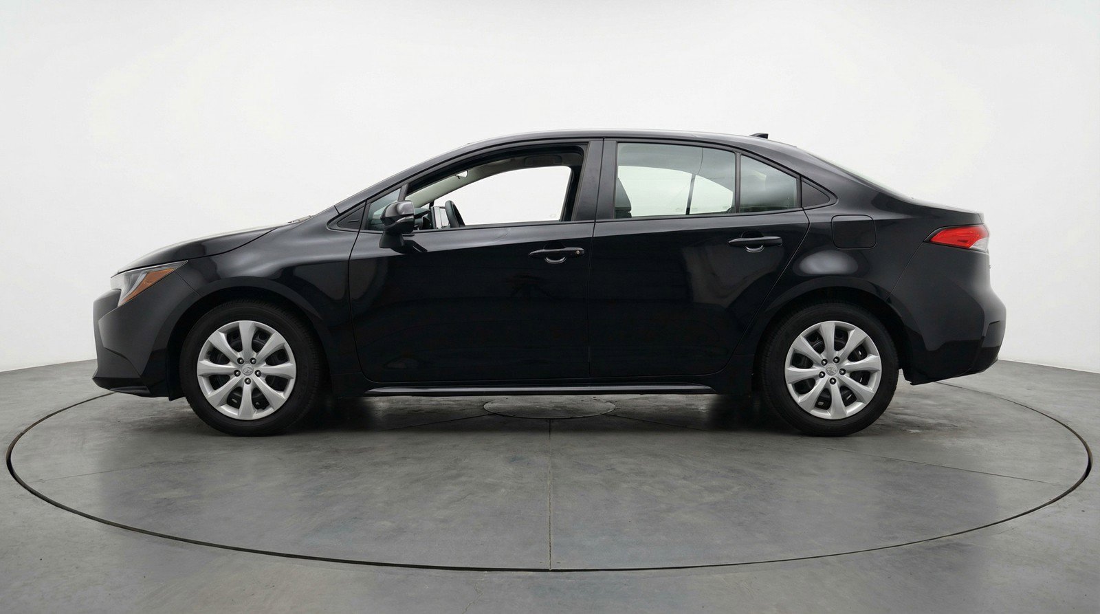 Used 2025 Toyota Corolla LE image 5