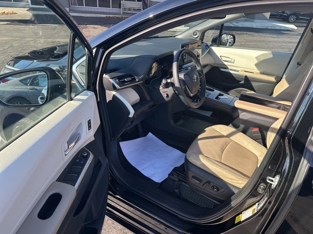 Used 2022 Toyota Sienna Limited image 15