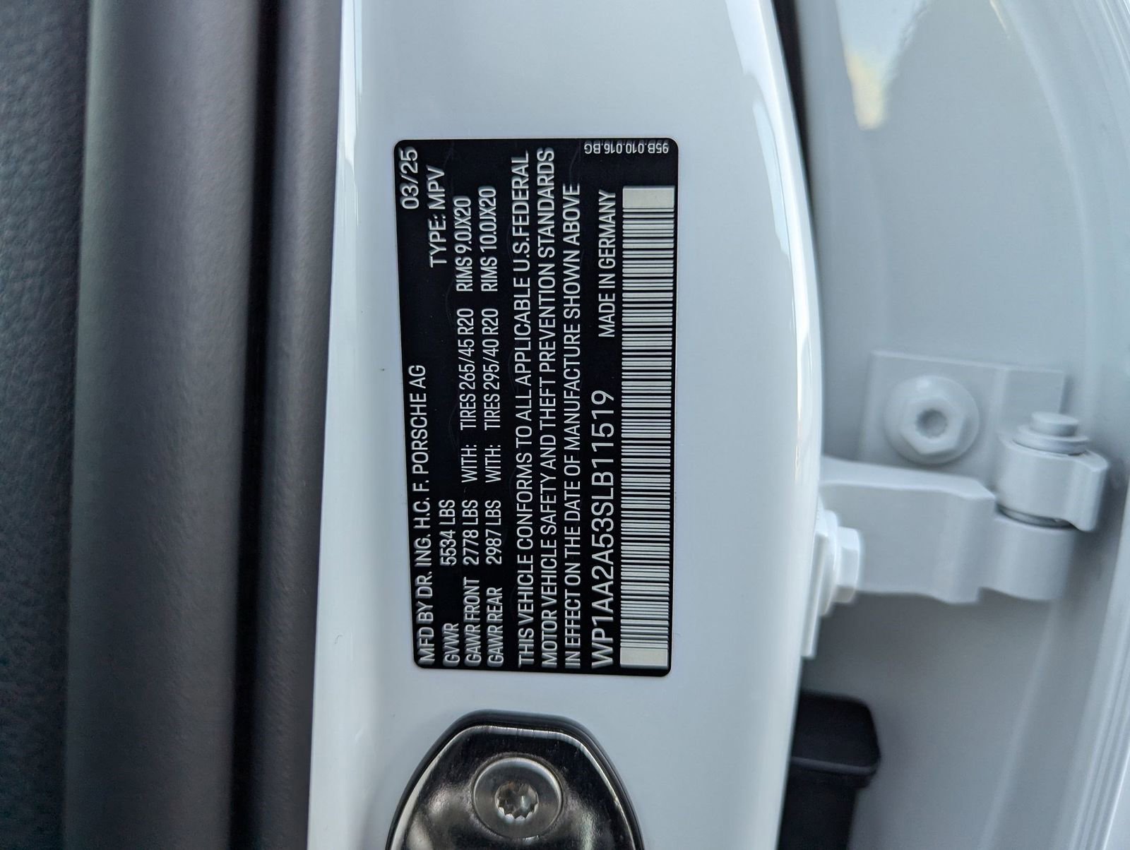 Certified 2025 Porsche Macan image 30