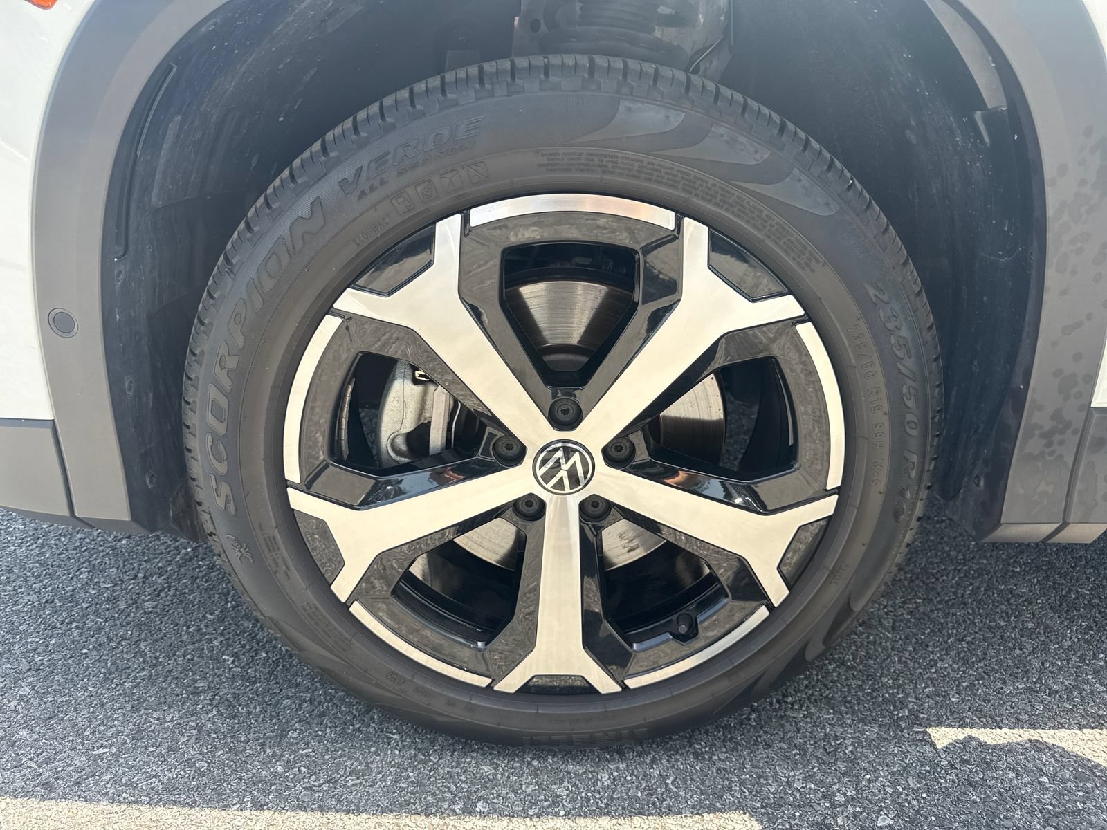 Certified 2025 Volkswagen Tiguan SE w/ Panoramic Sunroof Package AWD/4WD image 28