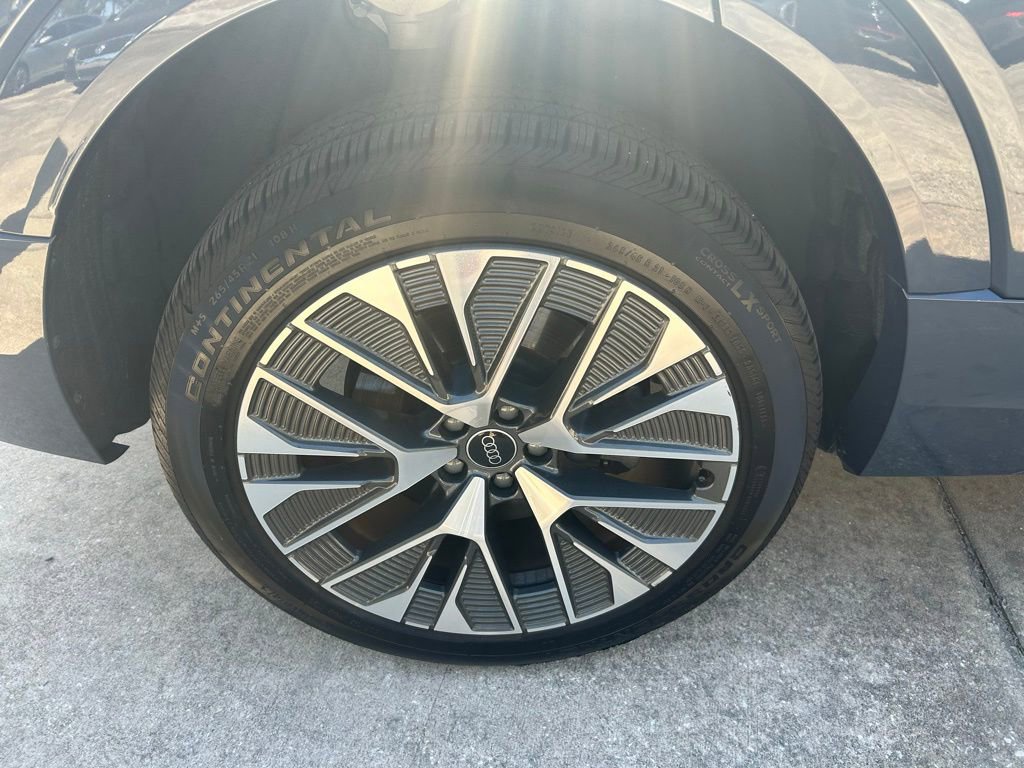 Used 2024 Audi Q8 e-tron Premium Plus w/ Premium Plus Package AWD/4WD image 27