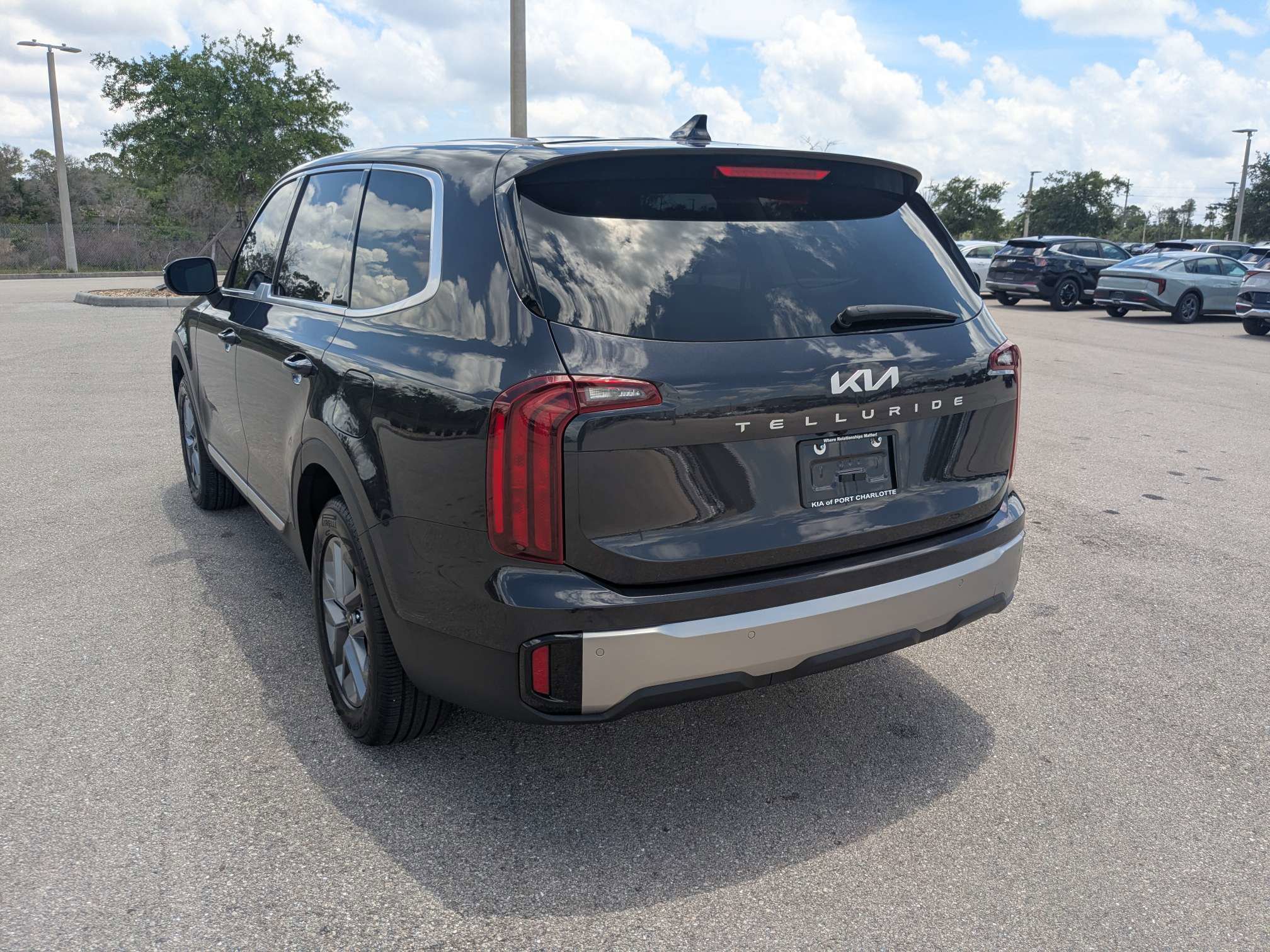 Certified 2025 Kia Telluride LX FWD image 7