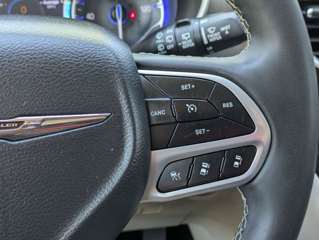 Used 2024 Chrysler Pacifica Touring-L image 21