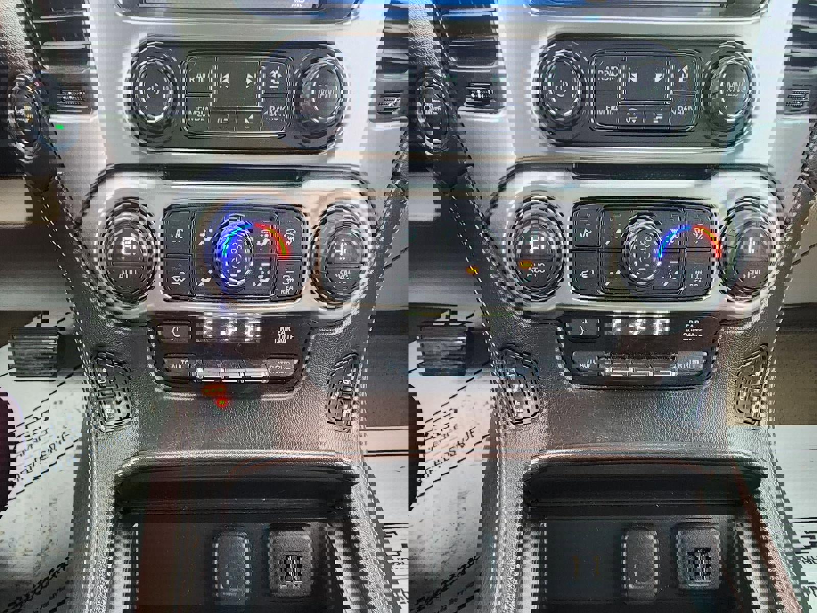 Used 2015 Chevrolet Suburban LTZ image 29