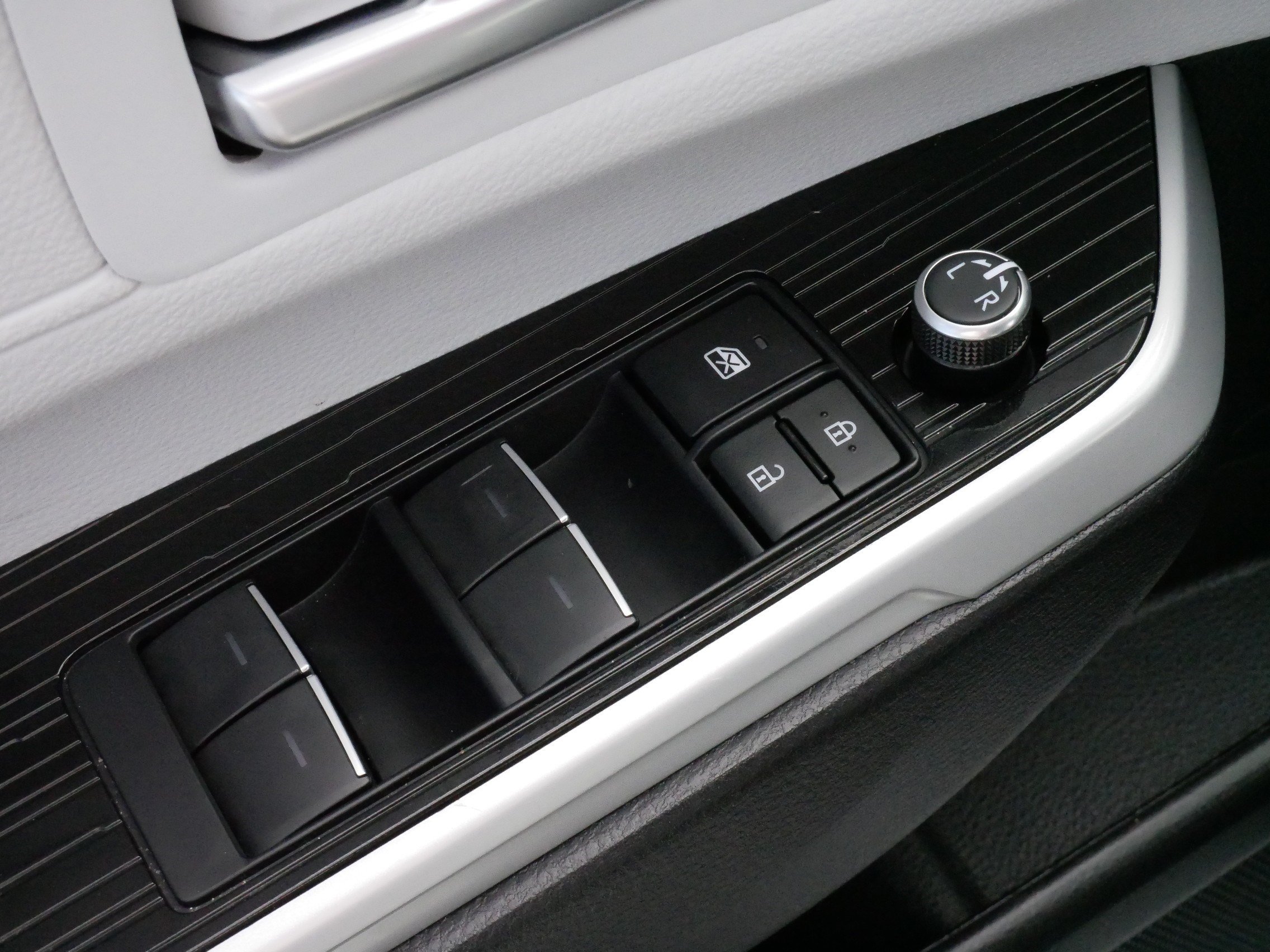 Certified 2026 Toyota Sienna XSE FWD image 19