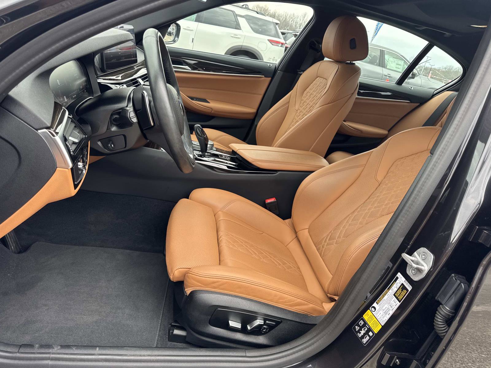 Used 2022 BMW 530i xDrive w/ Premium Package image 11