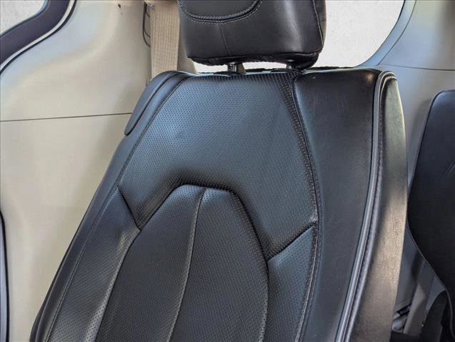 Used 2018 Chrysler Pacifica Limited image 14