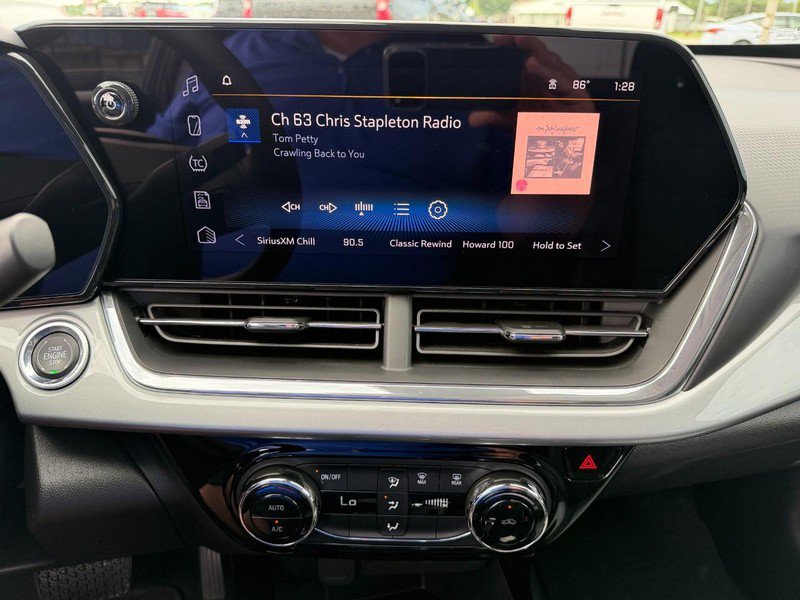 Used 2025 Chevrolet Trax LT FWD image 30