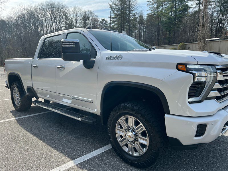 Used 2024 Chevrolet Silverado 2500 High Country w/ High Country Premium Package image 3