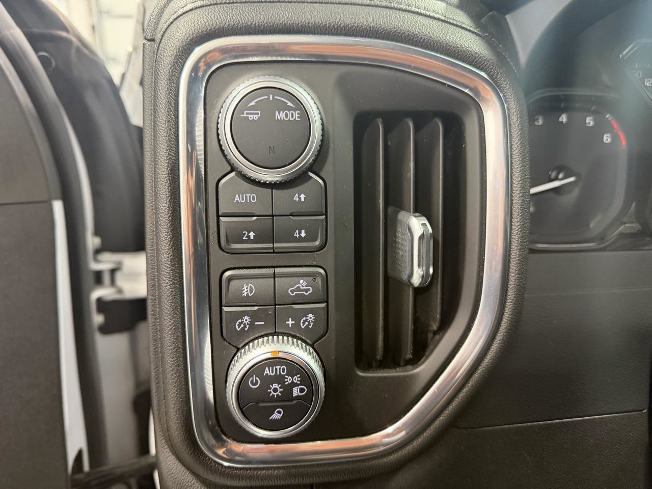 Used 2021 GMC Sierra 2500 SLT w/ SLT Premium Package AWD/4WD image 11