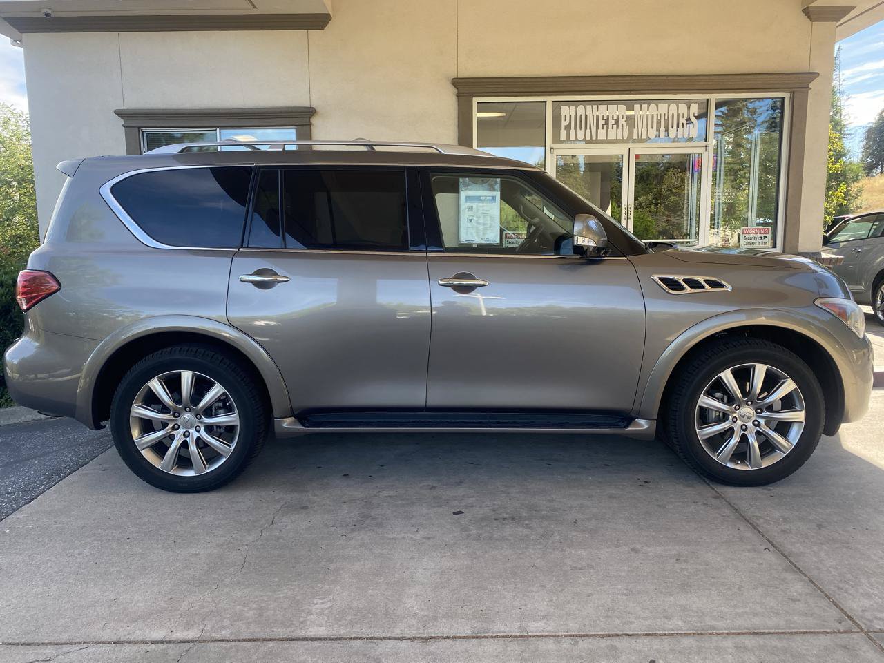 Used 2013 INFINITI QX56 4WD w/ Deluxe Touring Pkg image 6