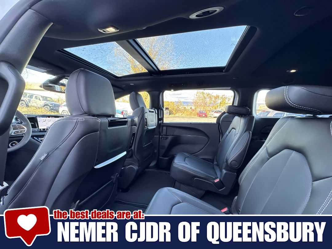 New 2026 Chrysler Pacifica Select AWD/4WD image 22