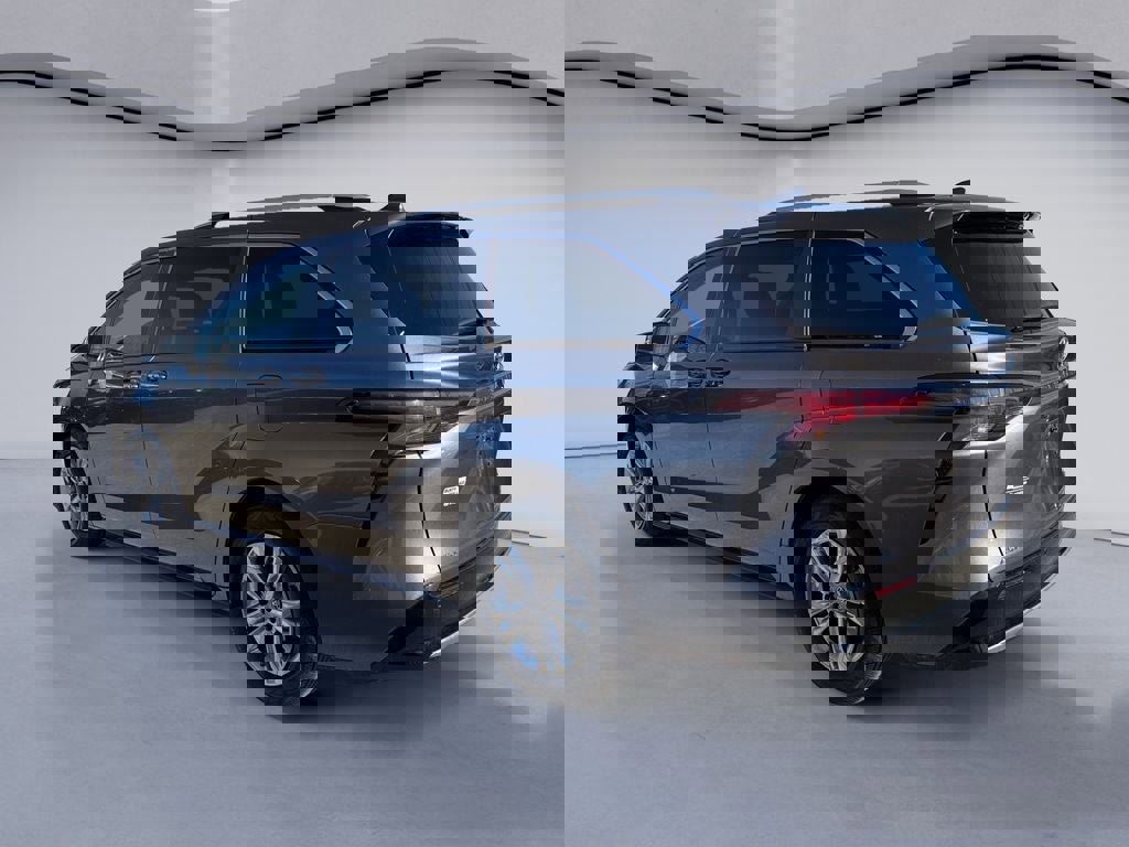 Used 2023 Toyota Sienna Platinum image 3