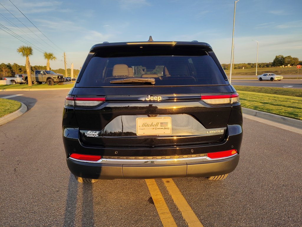 New 2025 Jeep Grand Cherokee Limited RWD image 9