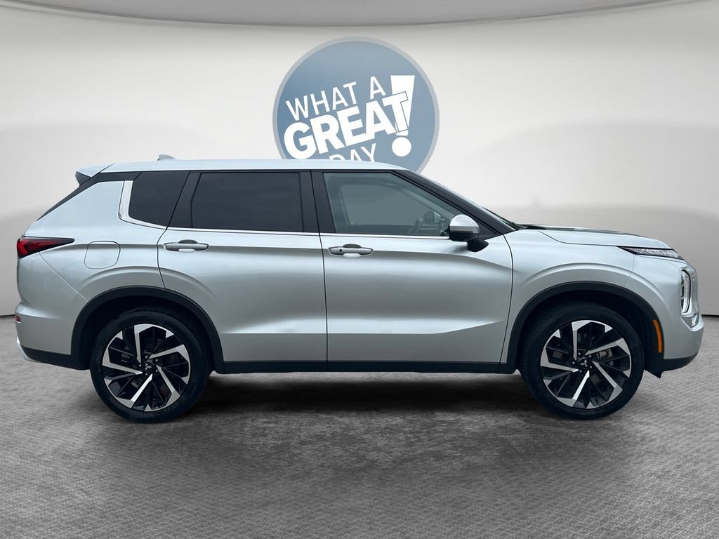 Used 2024 Mitsubishi Outlander SE AWD/4WD image 2