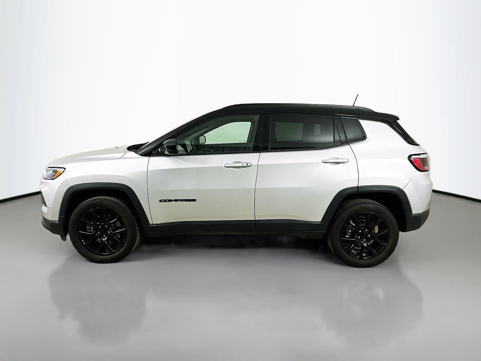 Used 2024 Jeep Compass Latitude w/ Convenience Group AWD/4WD image 8