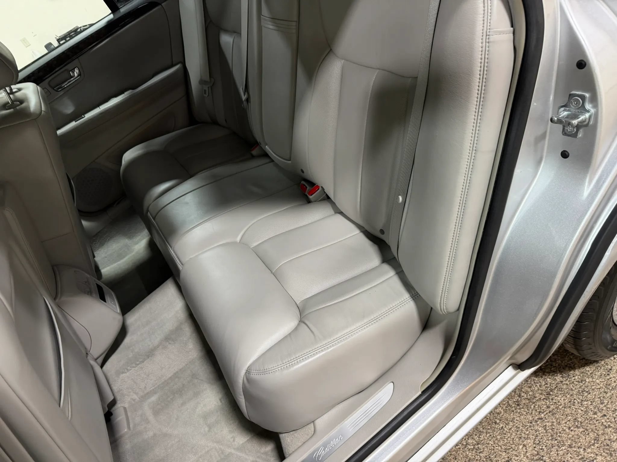 Used 2009 Cadillac DTS w/ Trunk Convenience Package FWD image 30