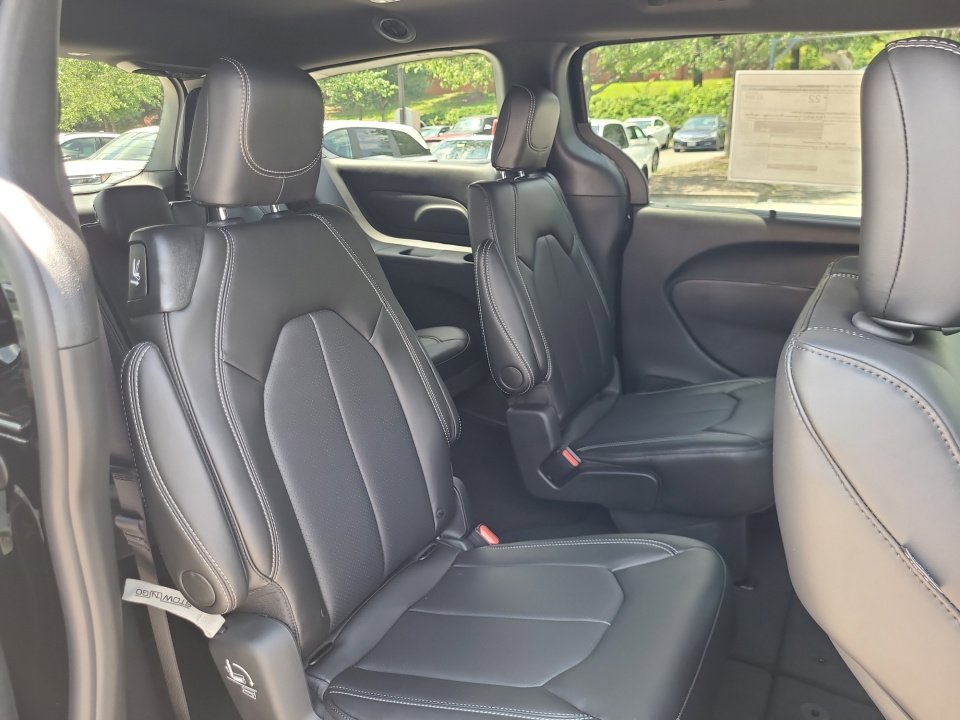 New 2025 Chrysler Pacifica Select image 29