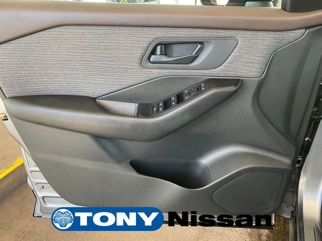 Used 2023 Nissan Rogue S image 31