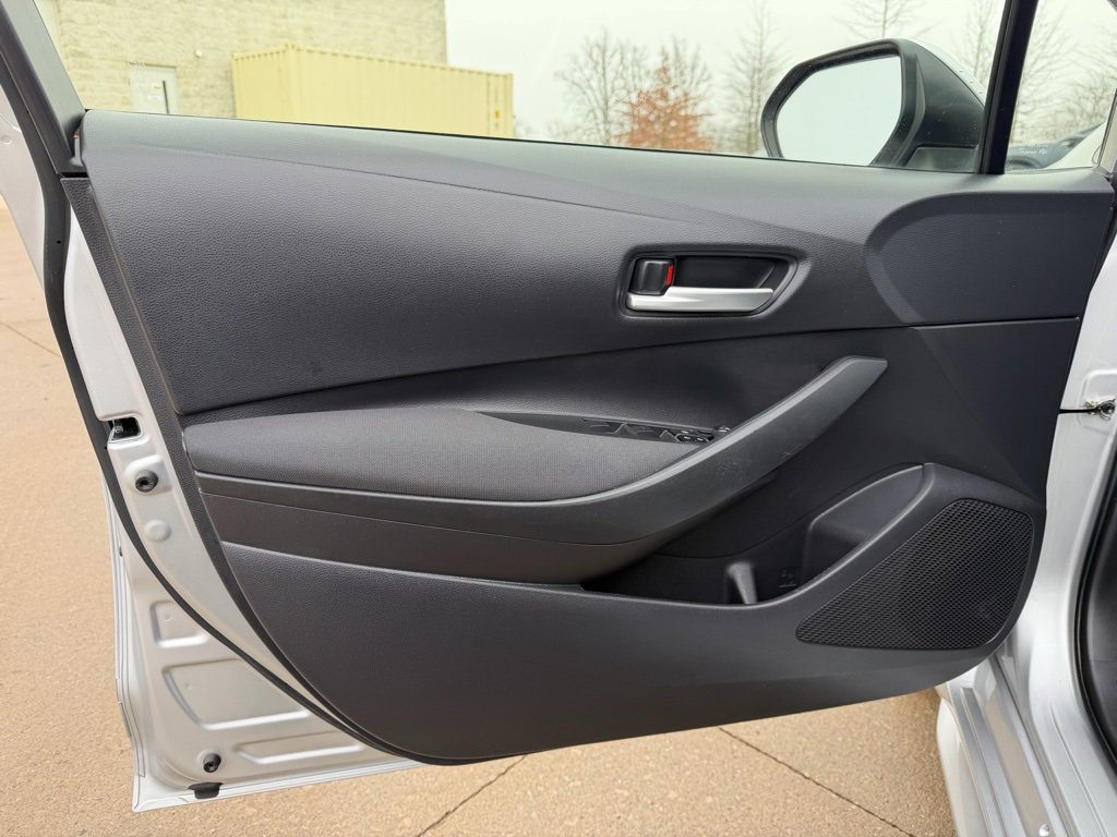 Used 2021 Toyota Corolla LE image 9