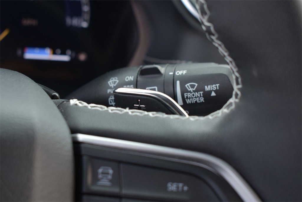 Used 2023 Jeep Grand Cherokee Limited w/ Black Appearance Package image 17