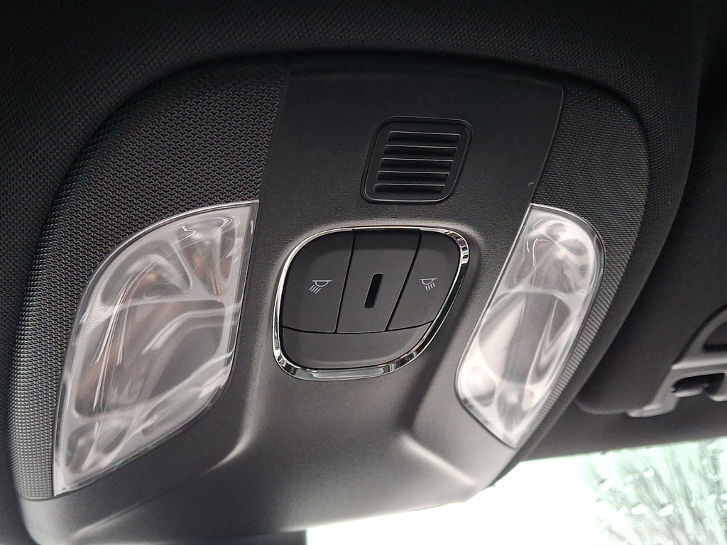 Used 2025 Jeep Compass Limited image 31