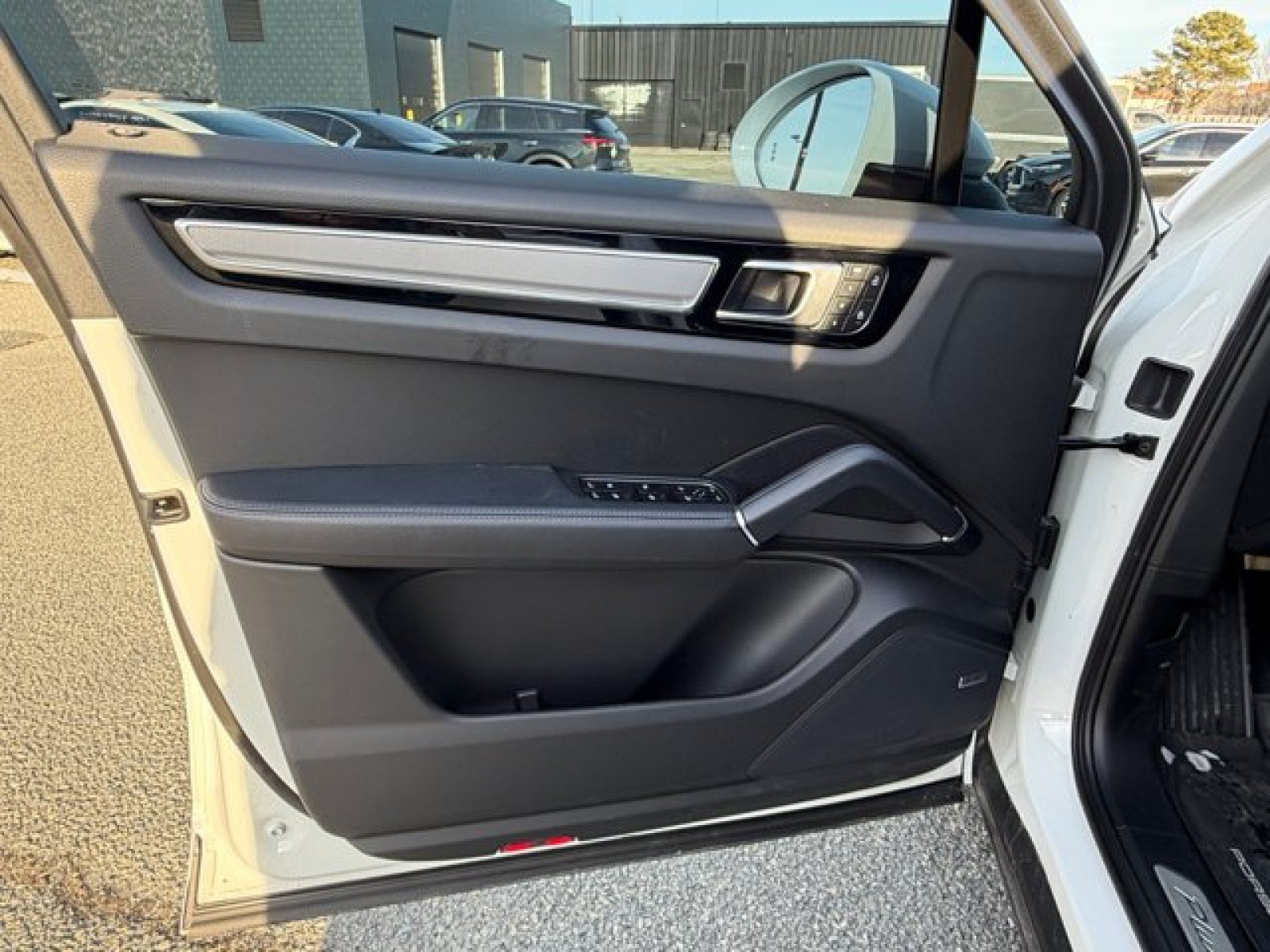 Used 2023 Porsche Cayenne Platinum Edition w/ Performance Package AWD/4WD image 21