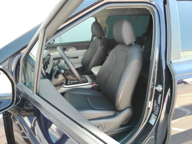 Used 2024 Kia Carnival LX FWD image 14