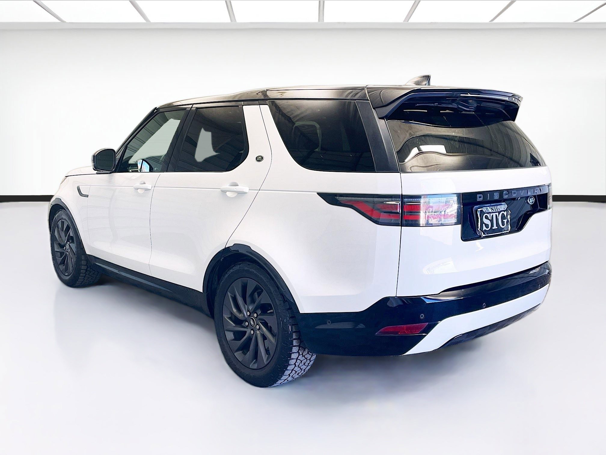 Used 2023 Land Rover Discovery S R-Dynamic image 6