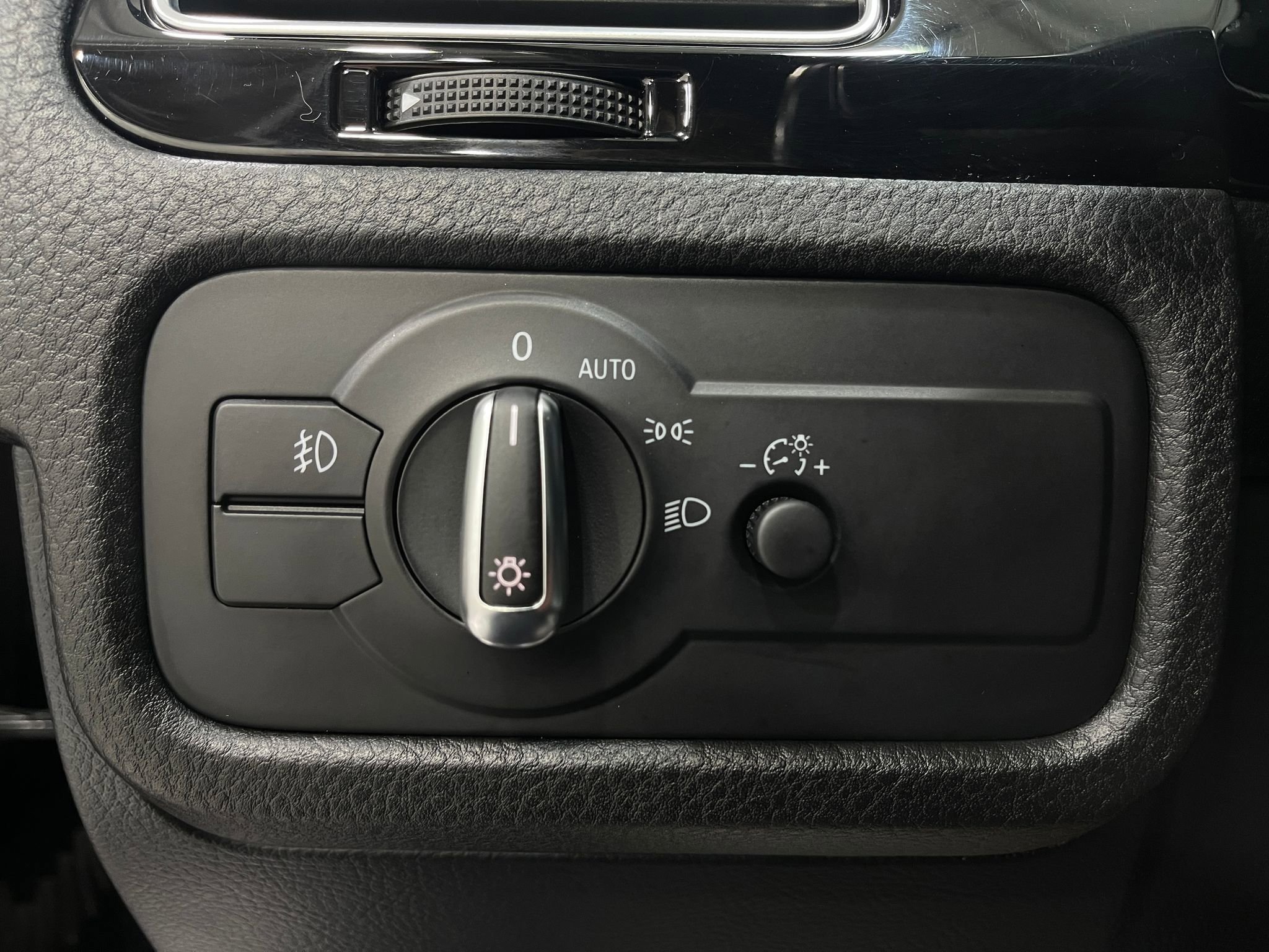 Used 2017 Volkswagen Touareg Wolfsburg Edition AWD/4WD image 22