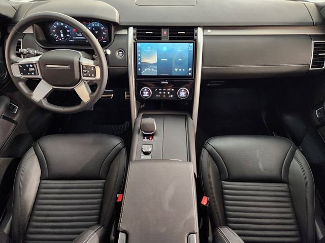 Used 2025 Land Rover Discovery Dynamic SE image 4