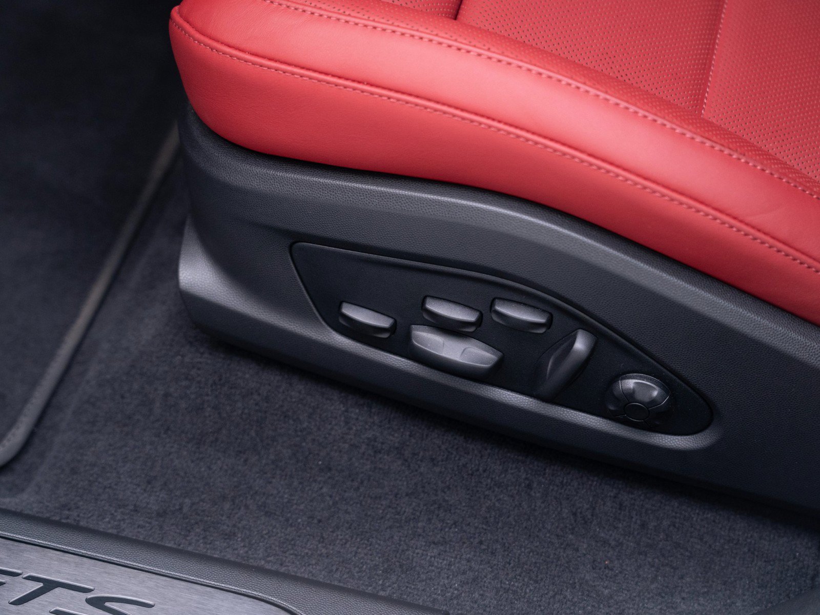 Certified 2026 Porsche Macan GTS Electric image 16
