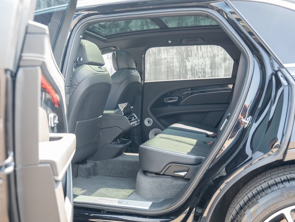 Used 2024 Bentley Bentayga Extended Wheelbase AWD/4WD image 33