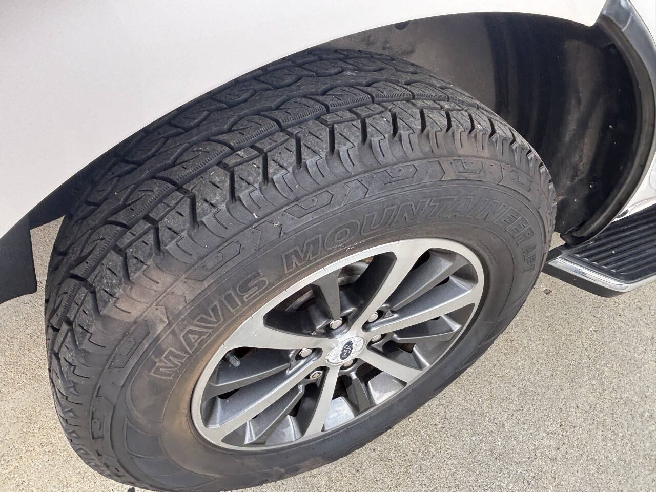 Used 2018 Ford Expedition XLT w/ Equipment Group 202A AWD/4WD image 23
