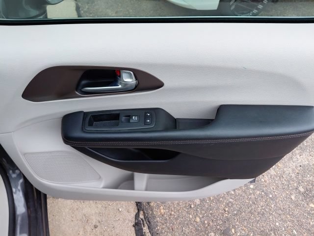 Used 2019 Chrysler Pacifica Touring-L Plus FWD image 30