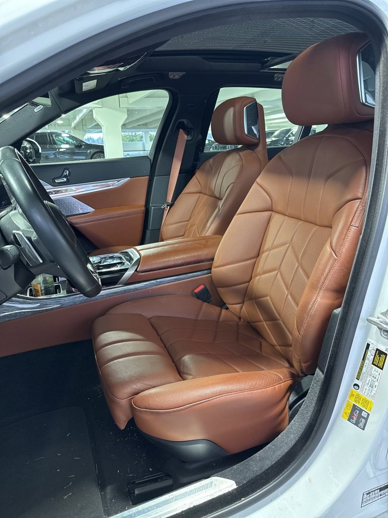 Used 2023 BMW i7 xDrive60 image 9