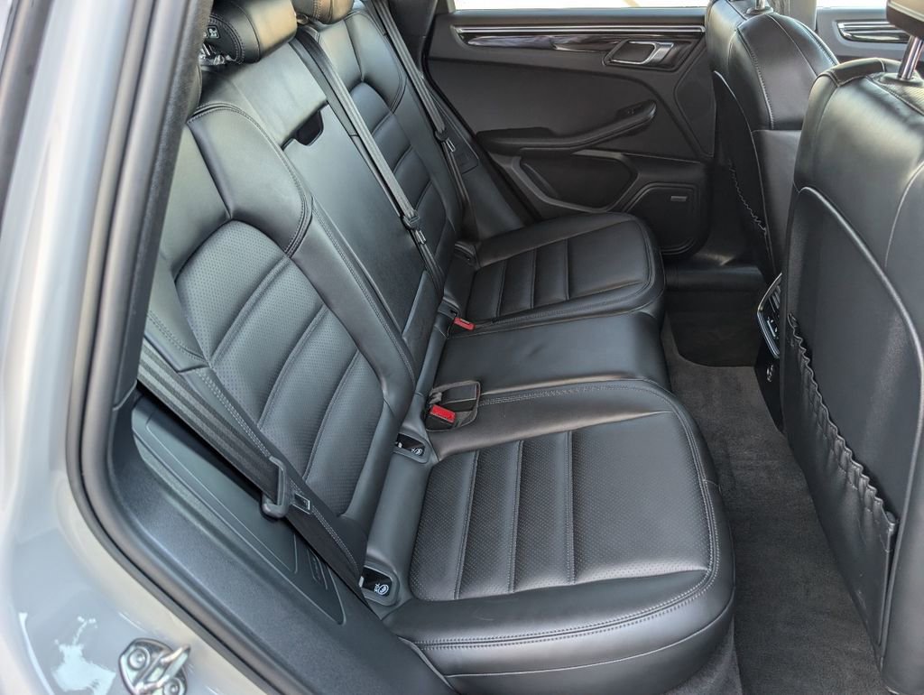 Certified 2022 Porsche Macan image 7