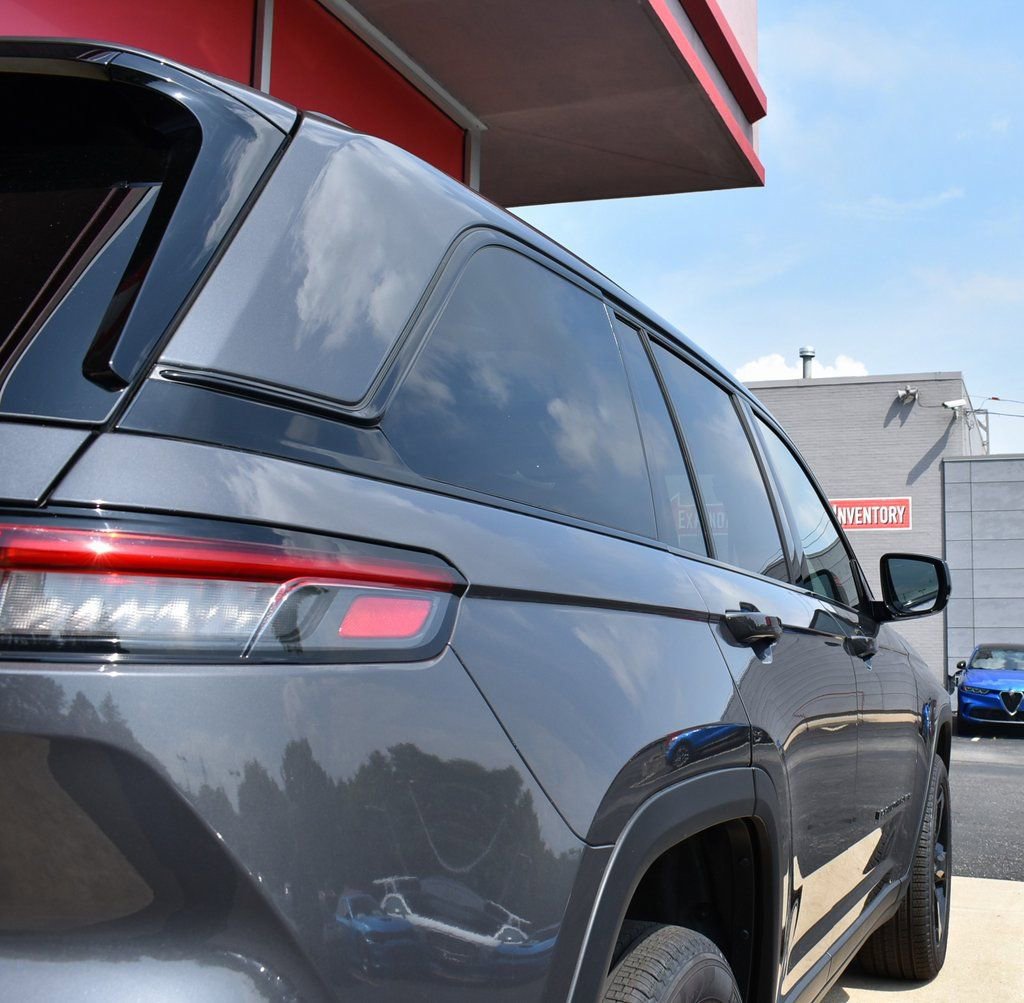 Used 2025 Jeep Grand Cherokee Limited w/ Black Appearance Package image 6