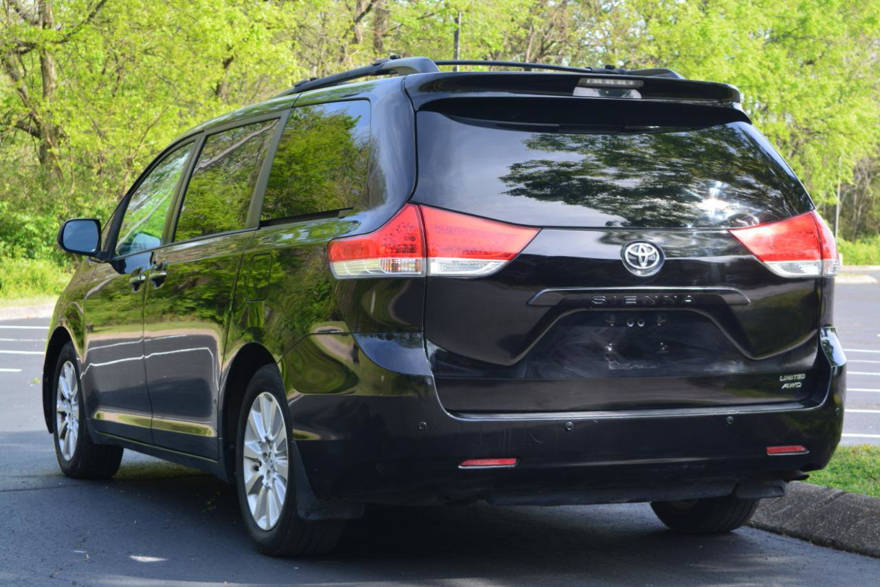 Used 2014 Toyota Sienna XLE w/ Entertainment Package image 7