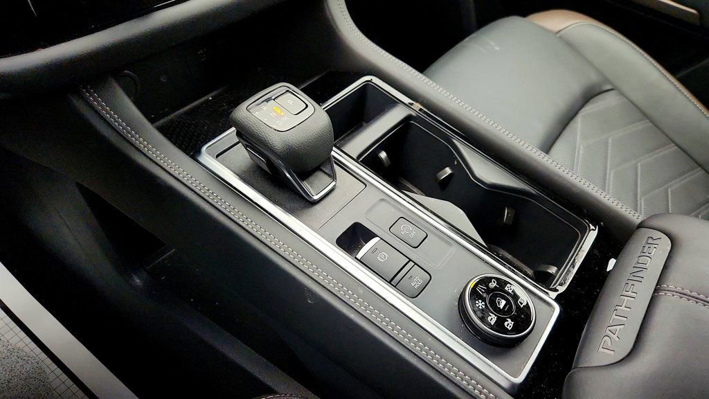 Used 2025 Nissan Pathfinder Platinum image 16