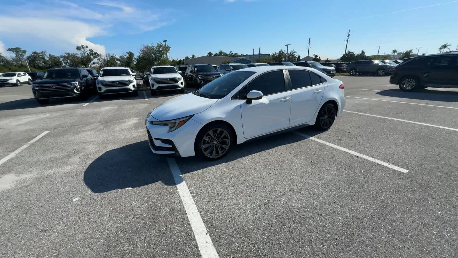Used 2023 Toyota Corolla SE FWD image 4
